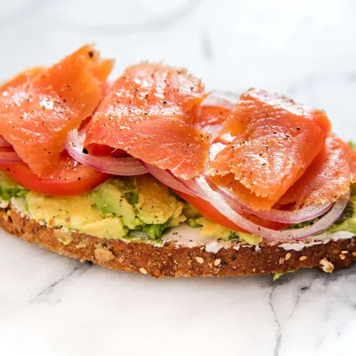 Füme Somonlu Avokado Toast fotoğrafı